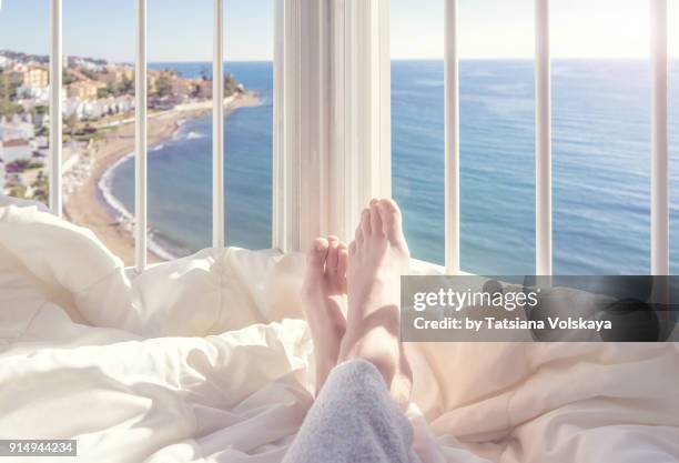 woman relaxing on balcony - roupa de dormir - fotografias e filmes do acervo