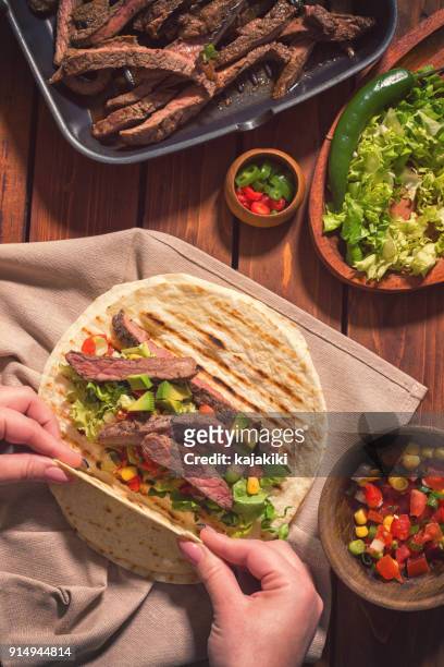 rind fleisch tacos vorbereiten - beef taco stock-fotos und bilder
