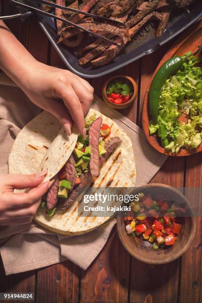 rind fleisch tacos vorbereiten - beef taco stock-fotos und bilder