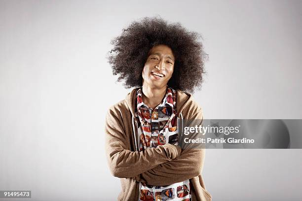 confident mixed race man with arms crossed - mixed race man standing studio stockfoto's en -beelden