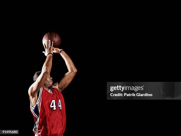 african basketball player shooting basketball - basketball player stockfoto's en -beelden