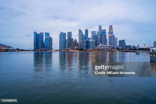 blur hour at marina bay singapore - merlion park fotografías e imágenes de stock