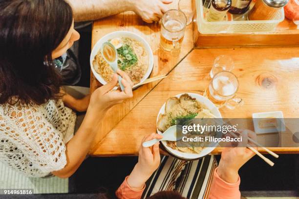 vrienden bij restaurant samen - ramen noedels stockfoto's en -beelden