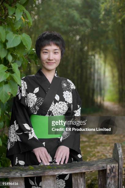 asian woman wearing traditional robe in forest - obi sjerp stockfoto's en -beelden