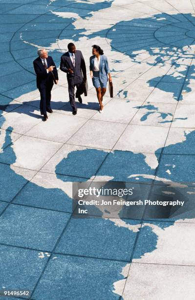 businesspeople walking on map of globe - global team foto e immagini stock