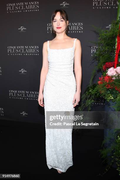 Dakota Johnson attends "Fifty Shades Freed - 50 Nuances Plus Claires" Premiere at Salle Pleyel on February 6, 2018 in Paris, France.