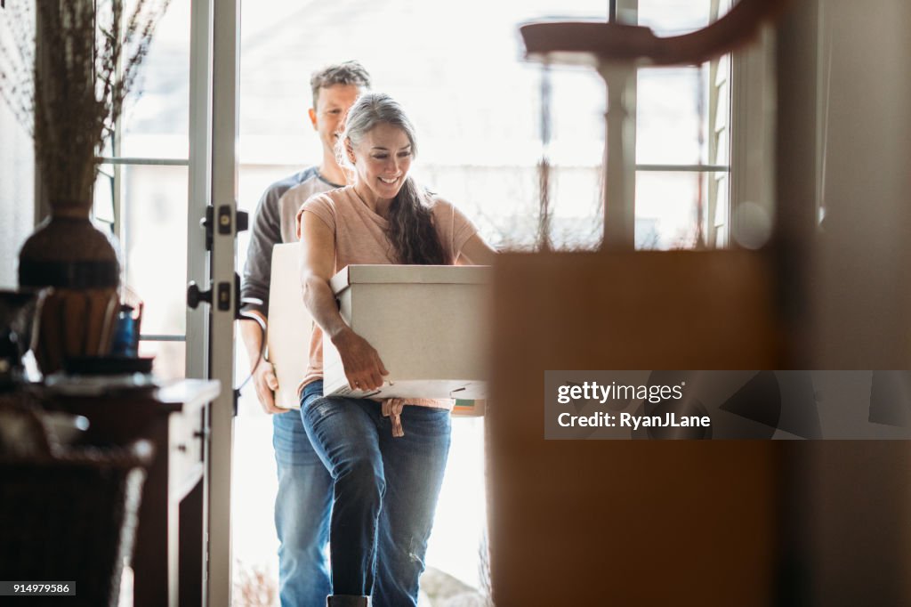Älteres Paar mit Umzugskartons im neuen Zuhause