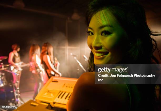 asian woman playing keyboard onstage - girl band - fotografias e filmes do acervo