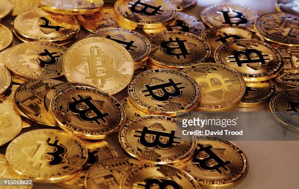 physical version of bitcoin coin aka virtual money. - david trood bildbanksfoton och bilder