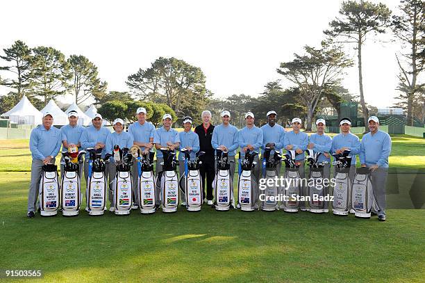 Members of the International Team pose with former U.S. President Bill Clinton on the practice ground during practice for The Presidents Cup at...