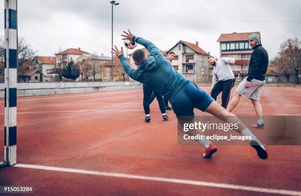 actividad de fin de semana - amateur football fotografías e imágenes de stock