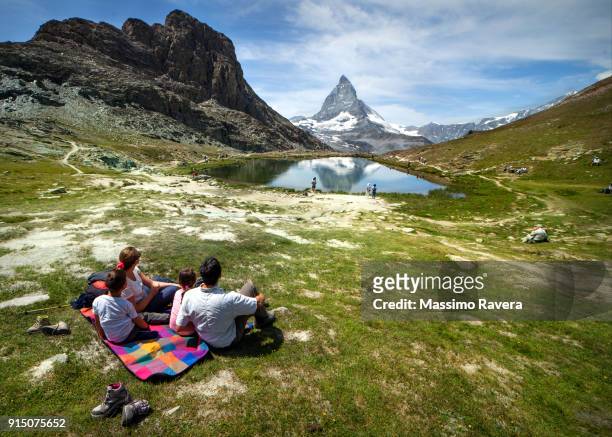 family in front of the matterhorn, switzerland. - schweizer alpen stock-fotos und bilder