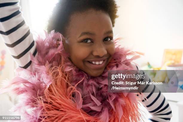 portret van een meisje met boas dansen thuis - boa persoonlijk accessoire stockfoto's en -beelden