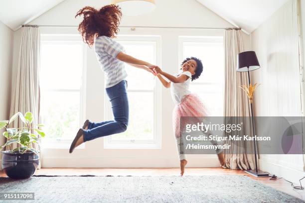 mère et fille sautant tout en faisant de ballet - day 7 photos et images de collection