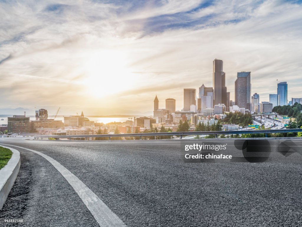 Leere städtische Straße Reise durch moderne Wolkenkratzer von Seattle