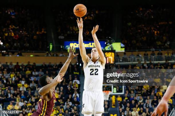 Michigan Wolverines guard Duncan Robinson shoots a jump shot during a regular season Big 10 Conference basketball game between the Minnesota Golden...