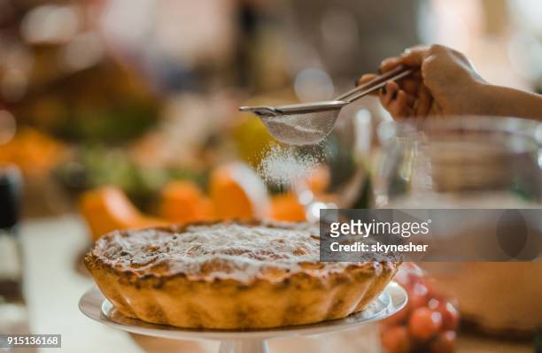 ¡verter el azúcar en la tarta de manzana! - powdered sugar sifter fotografías e imágenes de stock