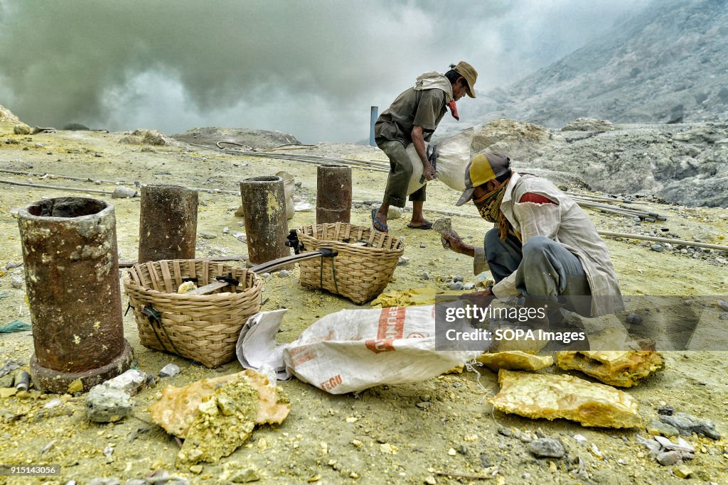 Miners collecting pieces of sulfur among the toxic gases.