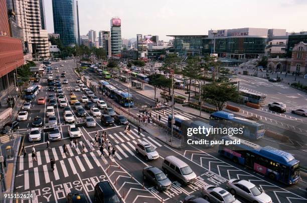 crossing seoul - bus queue stock pictures, royalty-free photos & images