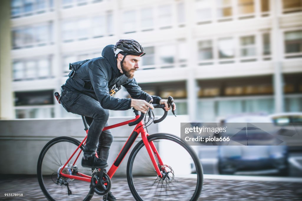 Fahrradkurier: Pendler mit Rennrad in der Stadt