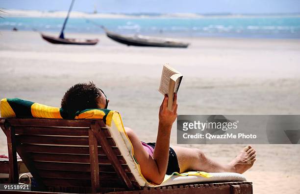 ビーチで読書 - jericoacoara ストックフォトと画像