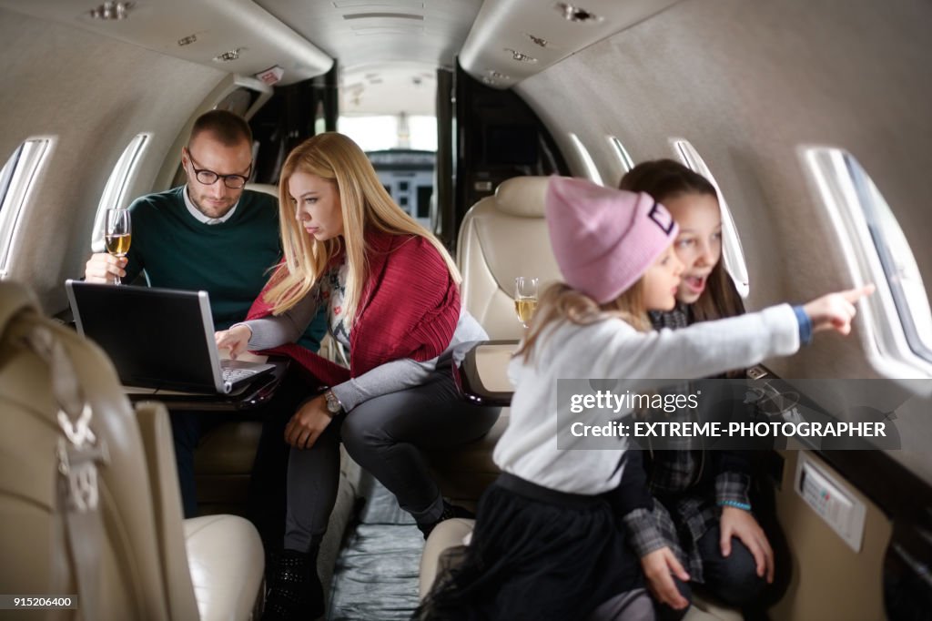 飛行機の中の家族