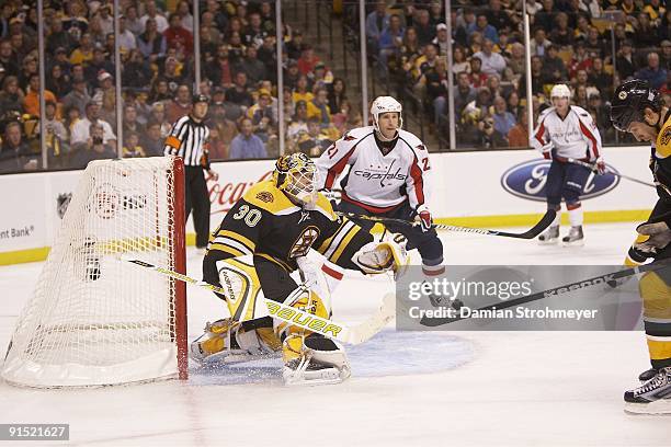 Boston Bruins goalie Tim Thomas in action vs Washington Capitals. Boston, MA 10/1/2009 CREDIT: Damian Strohmeyer