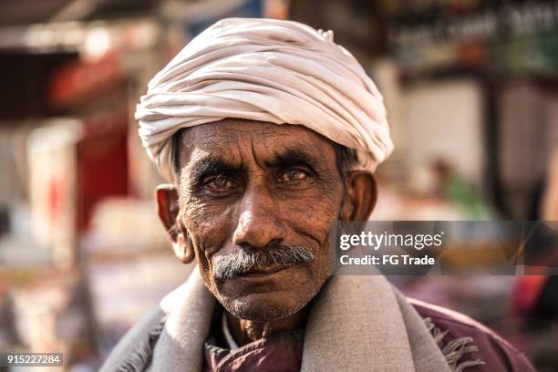 porträt eines leitenden indischen mannes - indian faces stock-fotos und bilder