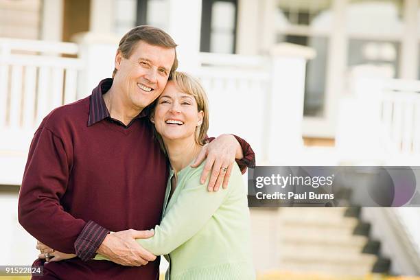 couple smiling happily in front of their house - white rock columbia britannica foto e immagini stock