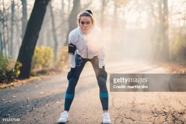 sportvrouw een adem - zichtbare adem stockfoto's en -beelden
