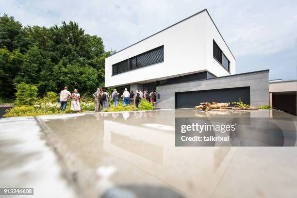 menschen vor modernen wohnhauses, erfurt, deutschland, europa - bauhaus art movement stock-fotos und bilder