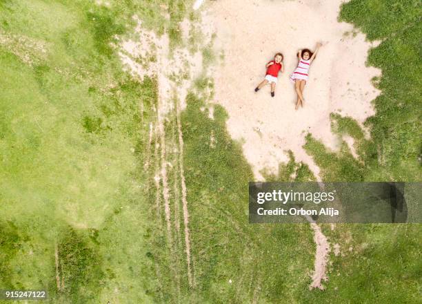 luftaufnahme der kinder am park liegen - barcelona aerial stock-fotos und bilder