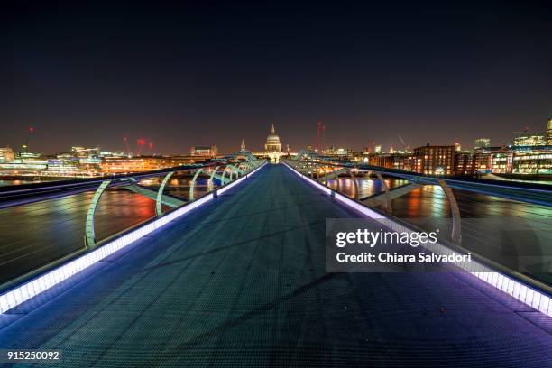 the millennium bridge by night - millennium bridge londra foto e immagini stock
