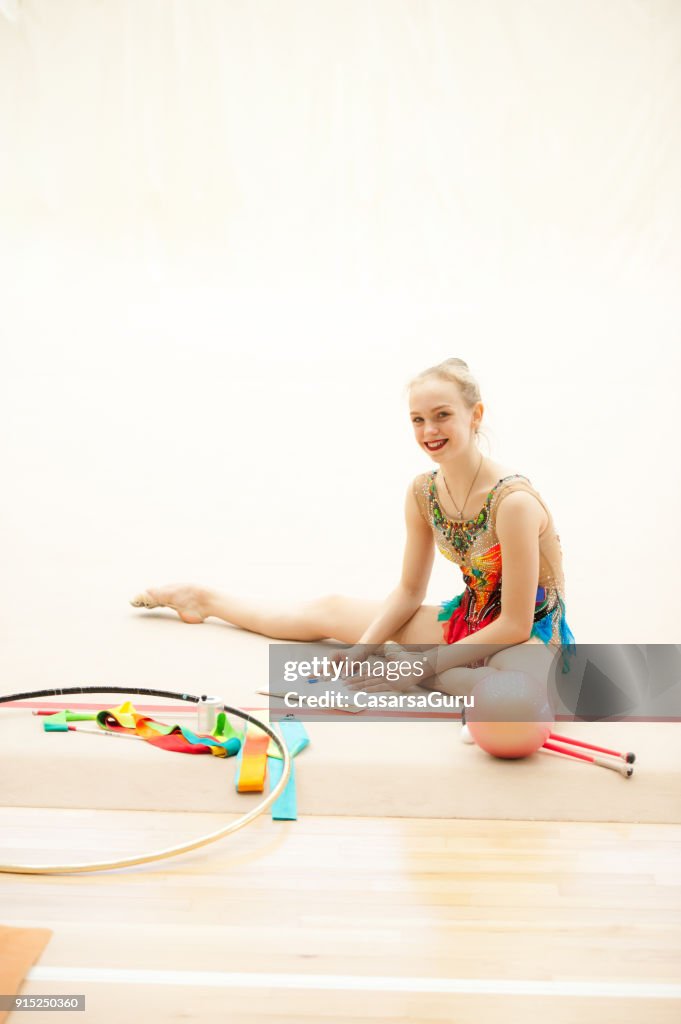 Ritmische gymnastiek atleet het maken van notities tijdens de Training