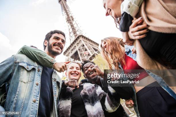 groep universiteitsstudenten in bezoek aan parijs - frankrijk met leraar en professoren - paris france stockfoto's en -beelden