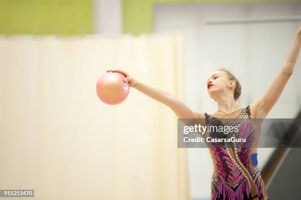 gymnastique rythmique jeune athlète danse avec le ballon - gymnaste photos et images de collection