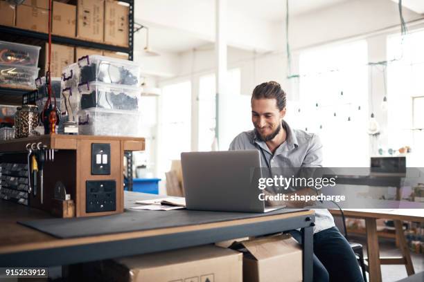 sus conocimientos y habilidades toma la delantera - entrepreneur fotografías e imágenes de stock