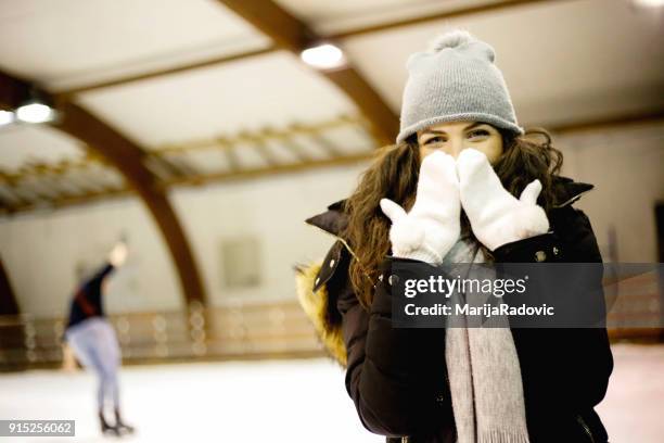 ragazza giovane e carina che pattina su pista di pattinaggio indoor - capelli ghiaccio foto e immagini stock