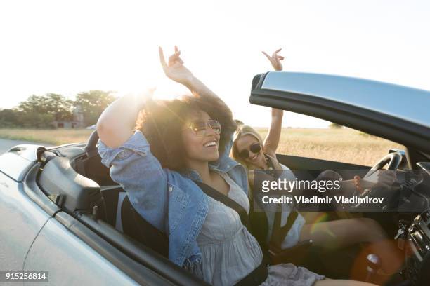 cabriolet-road-trip mit freunden - girl driving stock-fotos und bilder