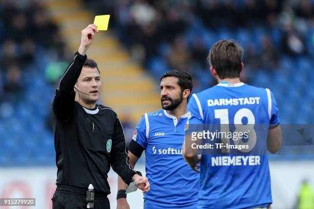 Referee Lasse Koslowski shows a yellow card to Peter Niemeyer of Darmstadt during the Second Bundesliga match between SV Darmstadt 98 and MSV...