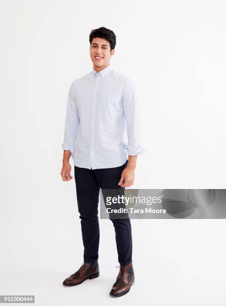 young man standing - estar de pie fotografías e imágenes de stock