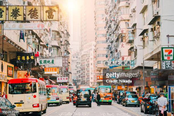 escena de la calle de hong kong, distrito de mongkok con tráfico - mong kok fotografías e imágenes de stock