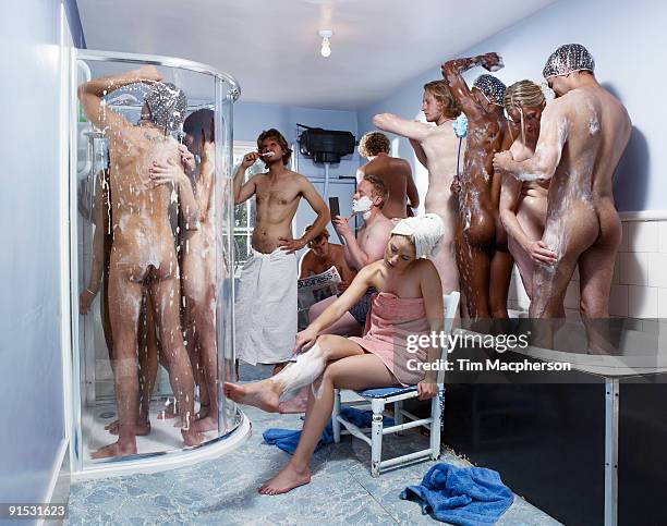 group of people sharing a shower - bath man photos et images de collection