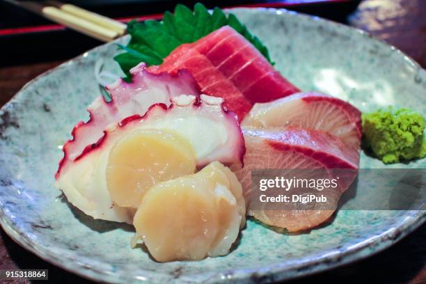 sashimi with tuna, octopus, yellowtail and scallops - amberjack stockfoto's en -beelden