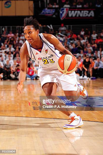 Cappie Pondexter of the Phoenix Mercury drives to the basket against the Indiana Fever in Game Two of the WNBA Finals during the 2009 NBA Playoffs at...