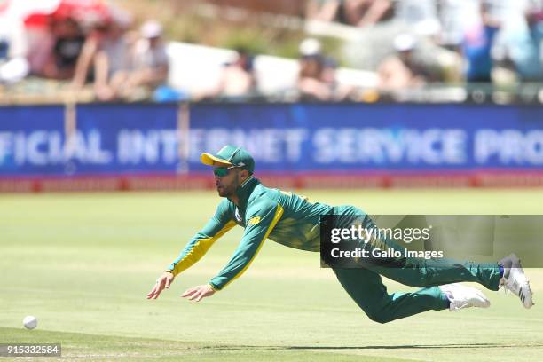 Duminy of South Africa dives while attempting a run out during the 3rd Momentum ODI match between South Africa and India at PPC Newlands on February...