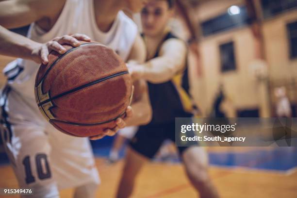 die bewachung seiner spieler - basketball verteidiger stock-fotos und bilder