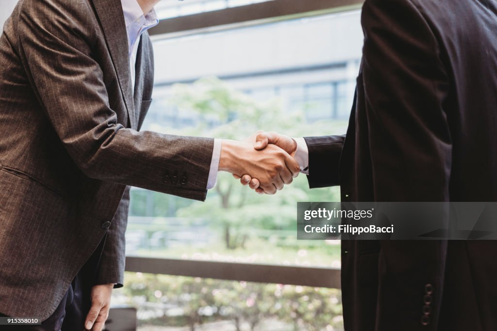 Hommes d’affaires japonais se serrant la main