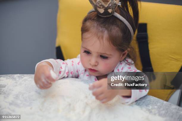 linda chica niño - baby powder fotografías e imágenes de stock