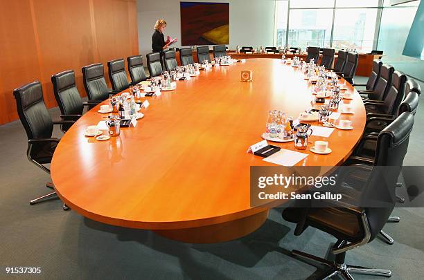 An aide distributes documents prior to the final German weekly cabinet meeting of the current government at the Chancellery on October 7, 2009 in...